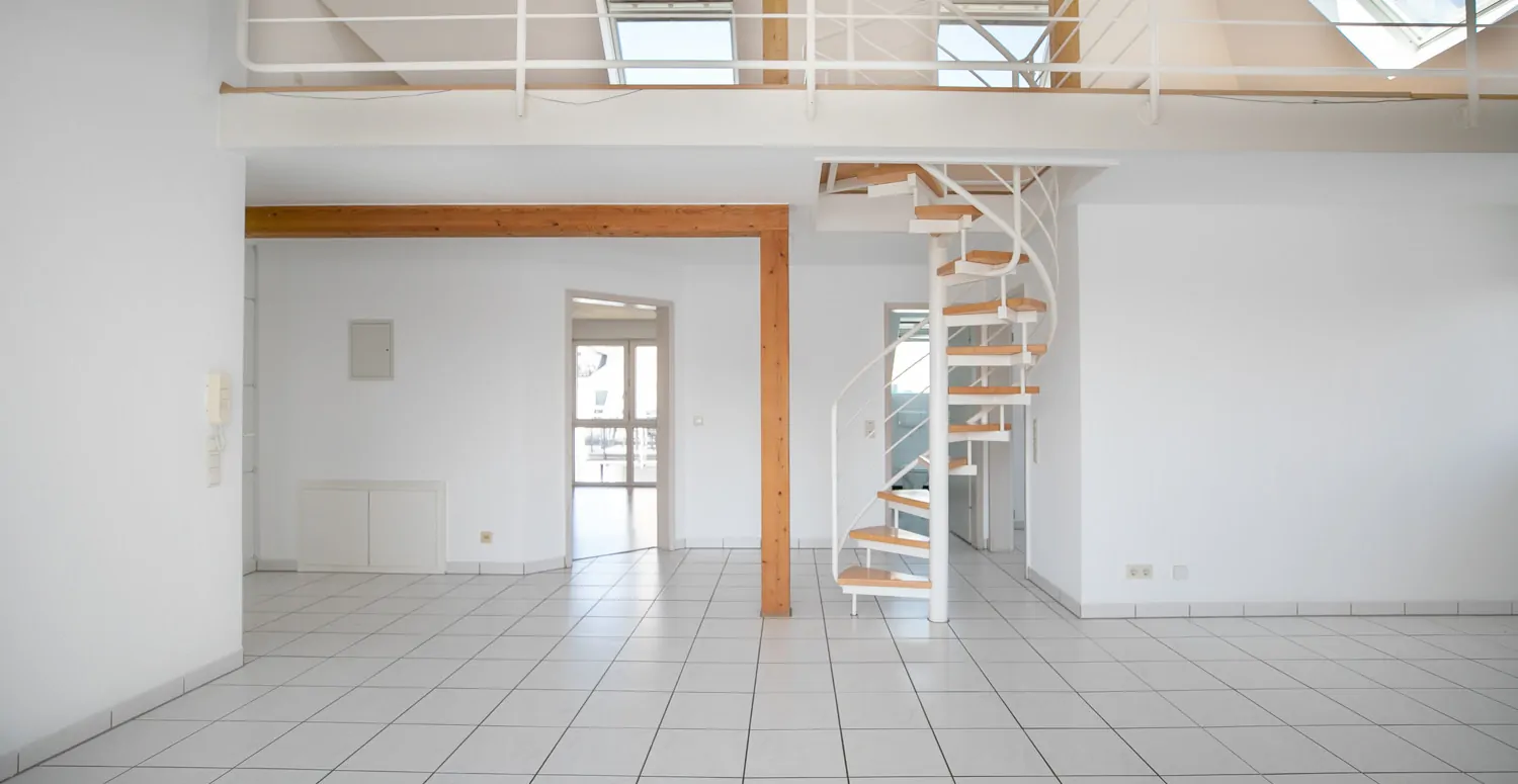 Wohnzimmer mit Galerieaufgang