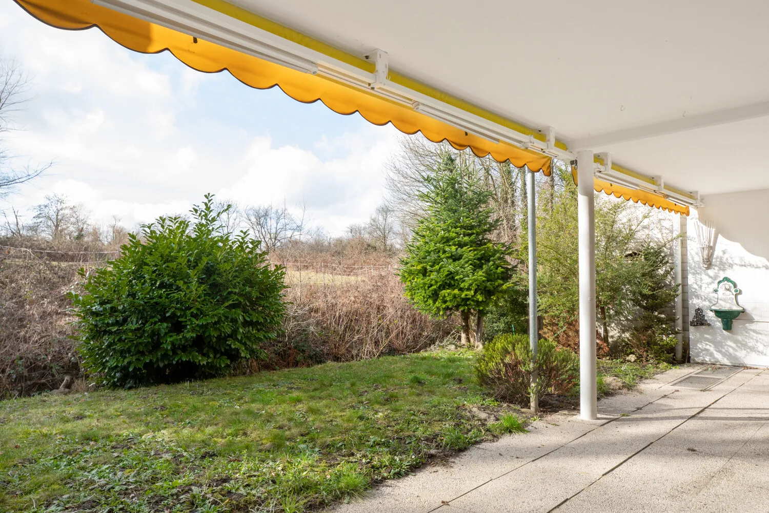 Terrasse mit Garten