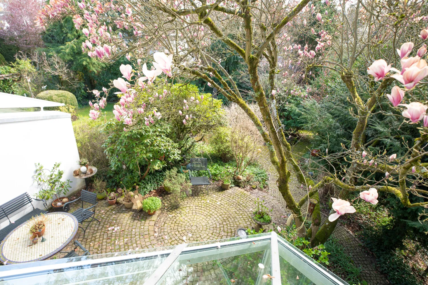 Blick auf die Terrasse und Garten
