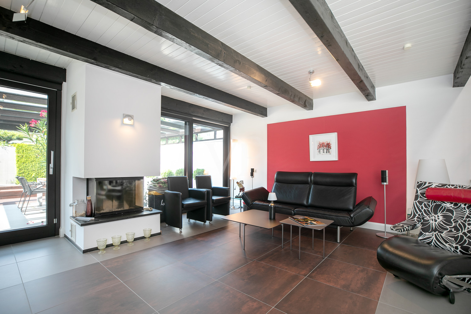 Wohnbereich mit Kamin und Terrassenzugang