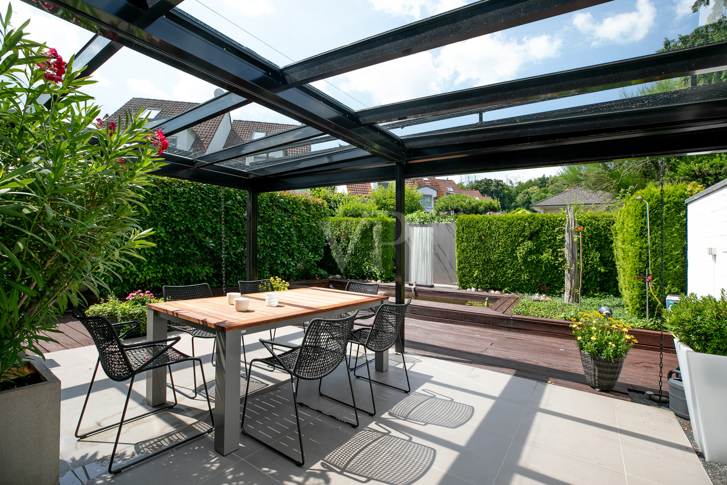 Überdachte Terrasse m. elektrischer Beschattung (I)