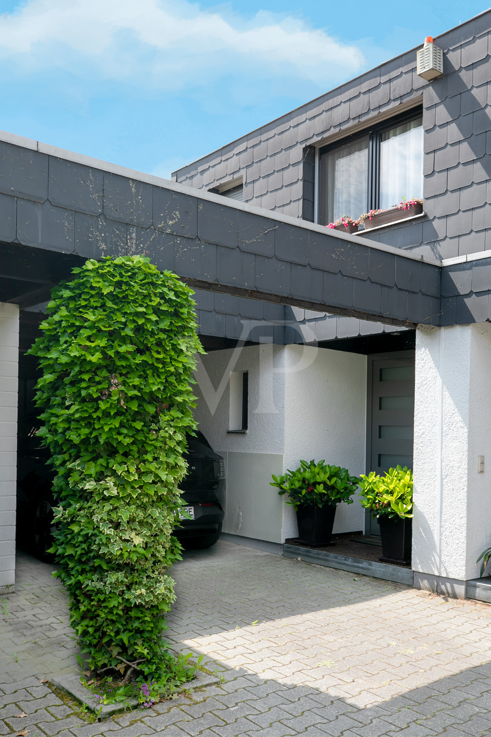 Hauszugang mit Carport