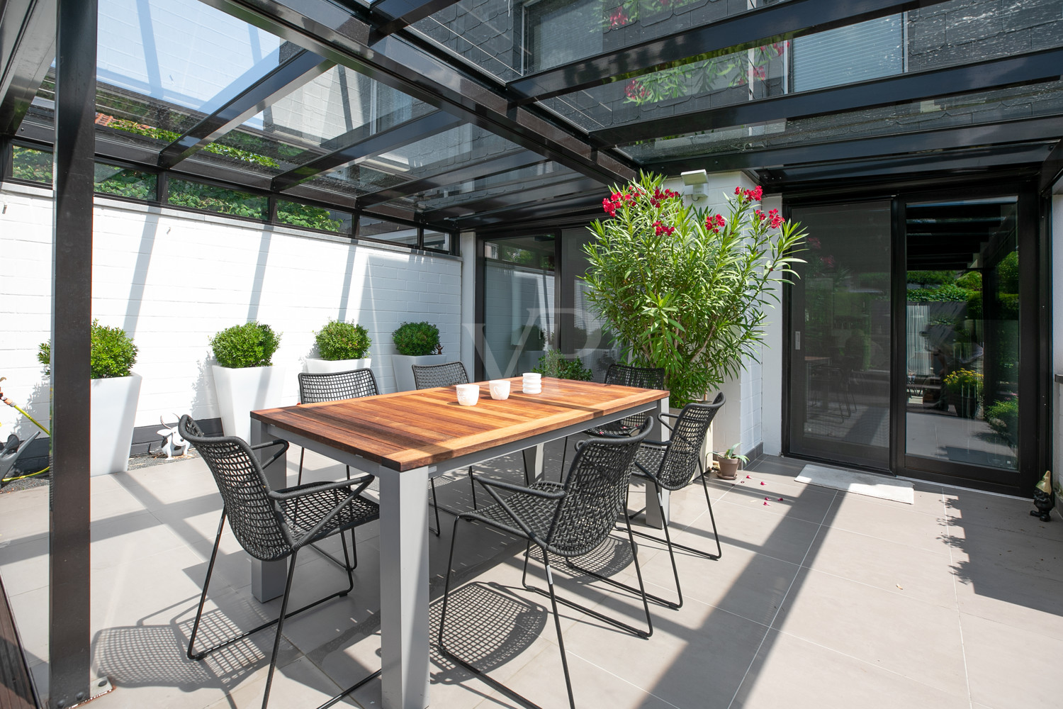 Überdachte Terrasse m. elektrischer Beschattung (II)