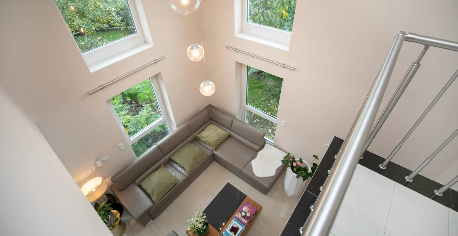 Blick von der Galerie ins Wohnzimmer