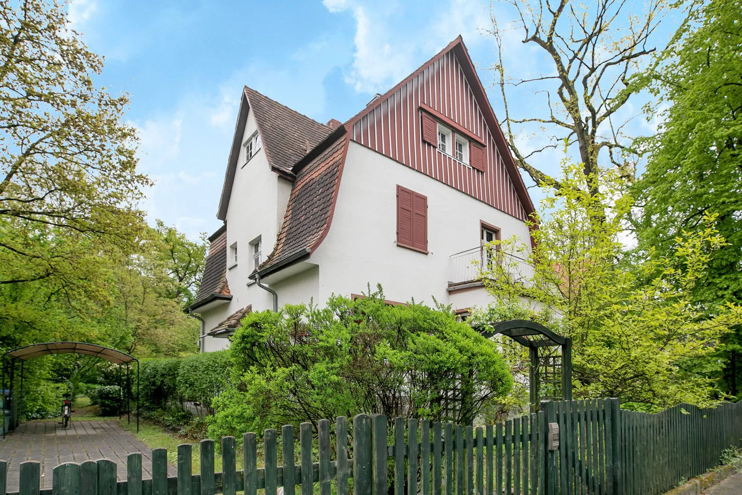 Stylish living in a prime location: Art Nouveau house directly on the Hengstbach stream