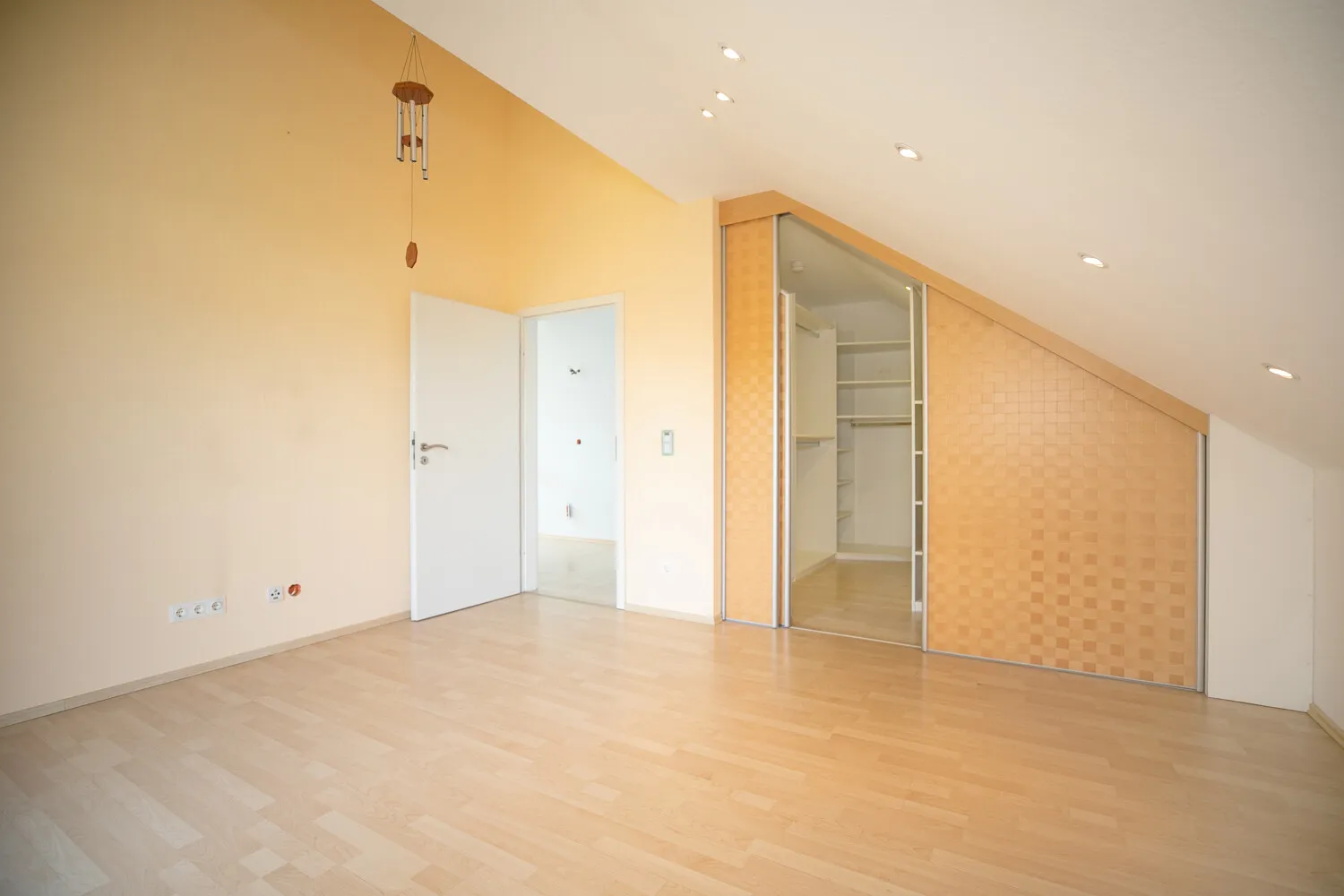 Schlafzimmer mit Ankleide DG