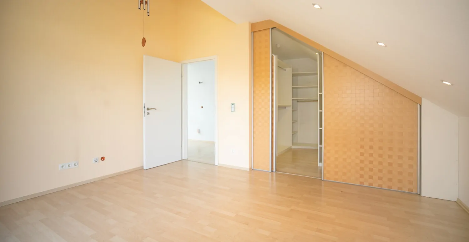 Schlafzimmer mit Ankleide DG