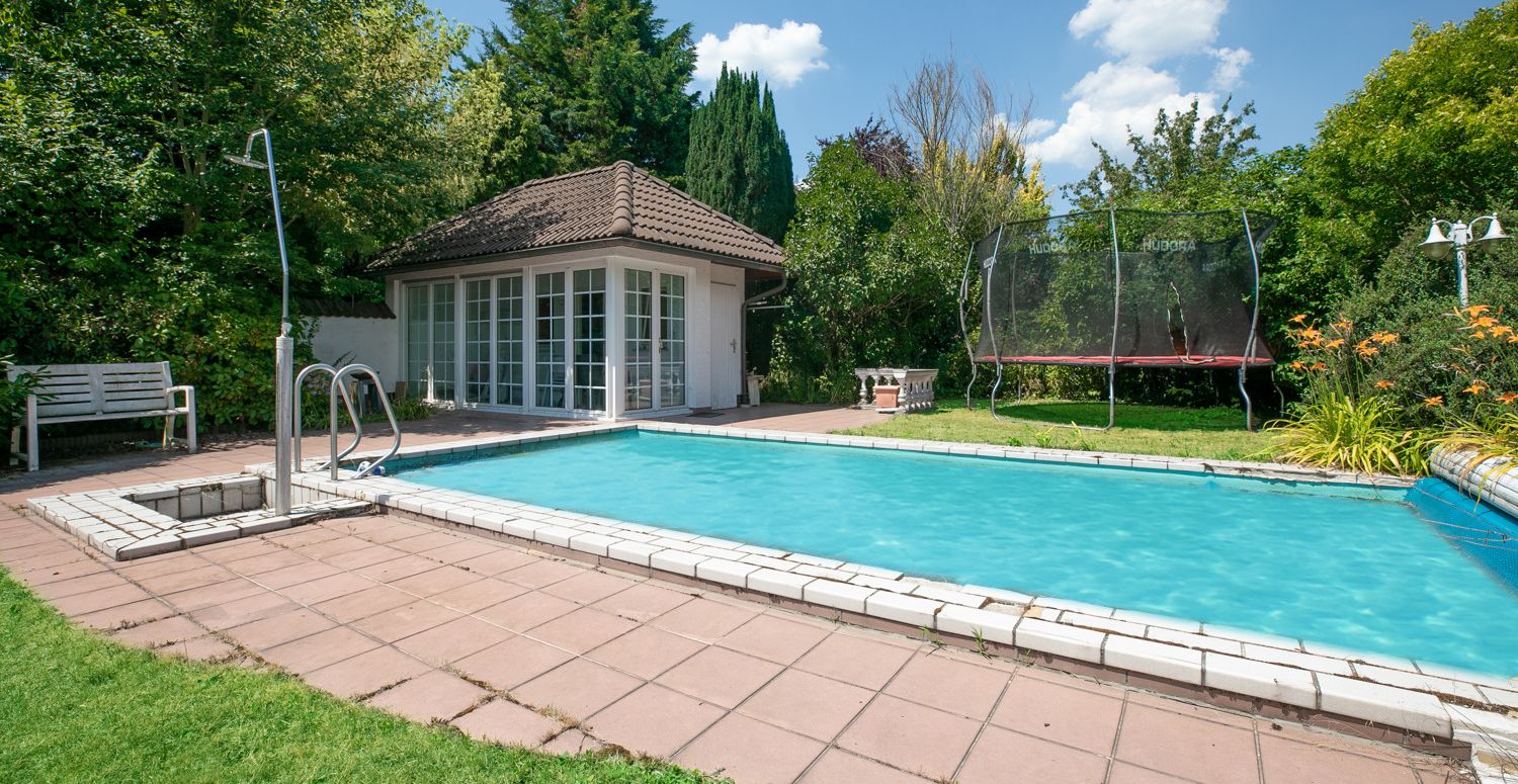 Pool und Poolhaus