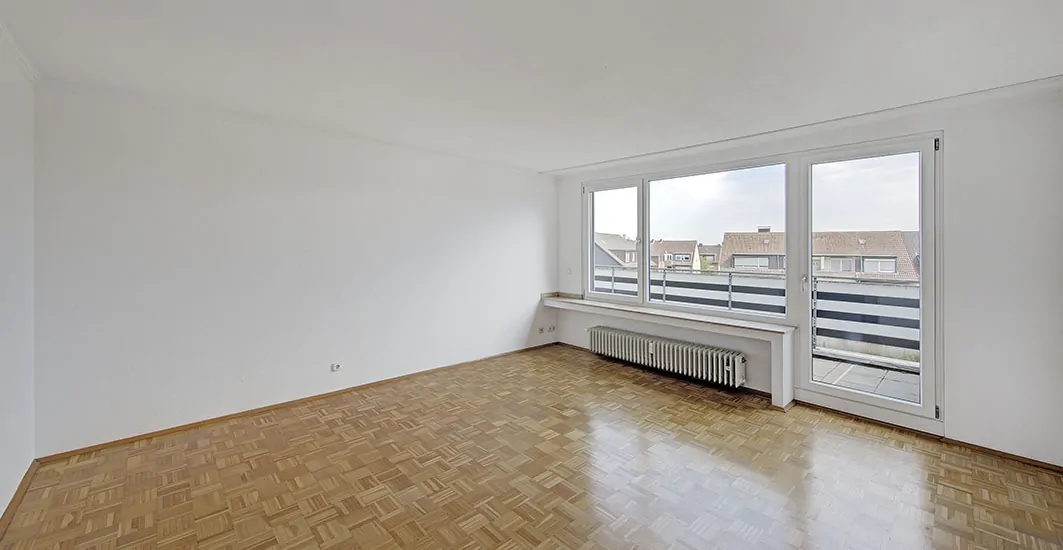 Wohnzimmer mit Balkon