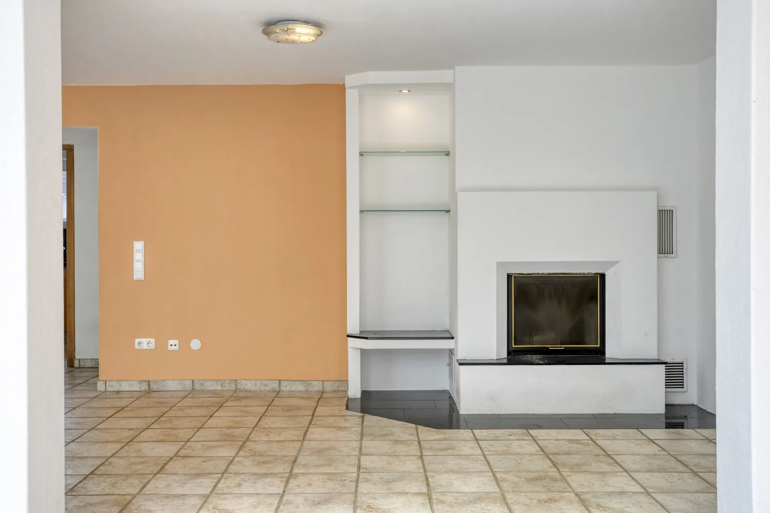 Kaminbereich im Wohnzimmer