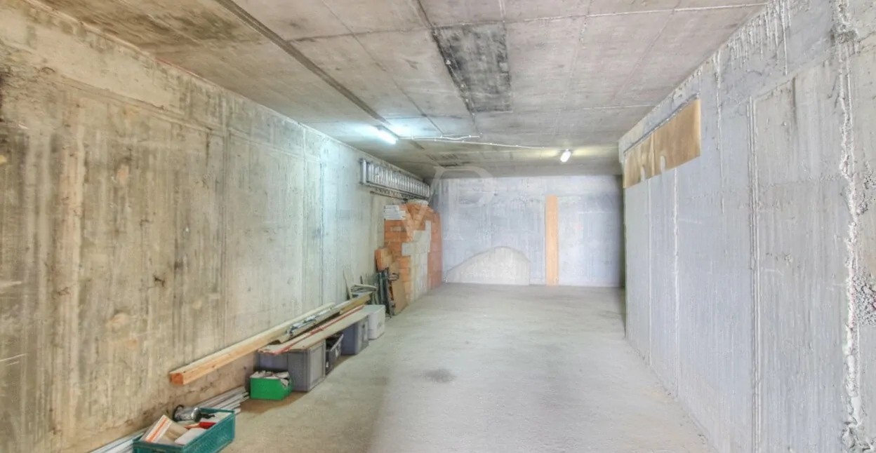 Massive Garage / Scheune