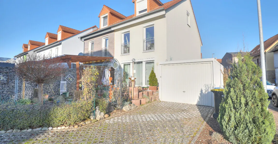 Süd-West Ansicht mit Garten und Garage