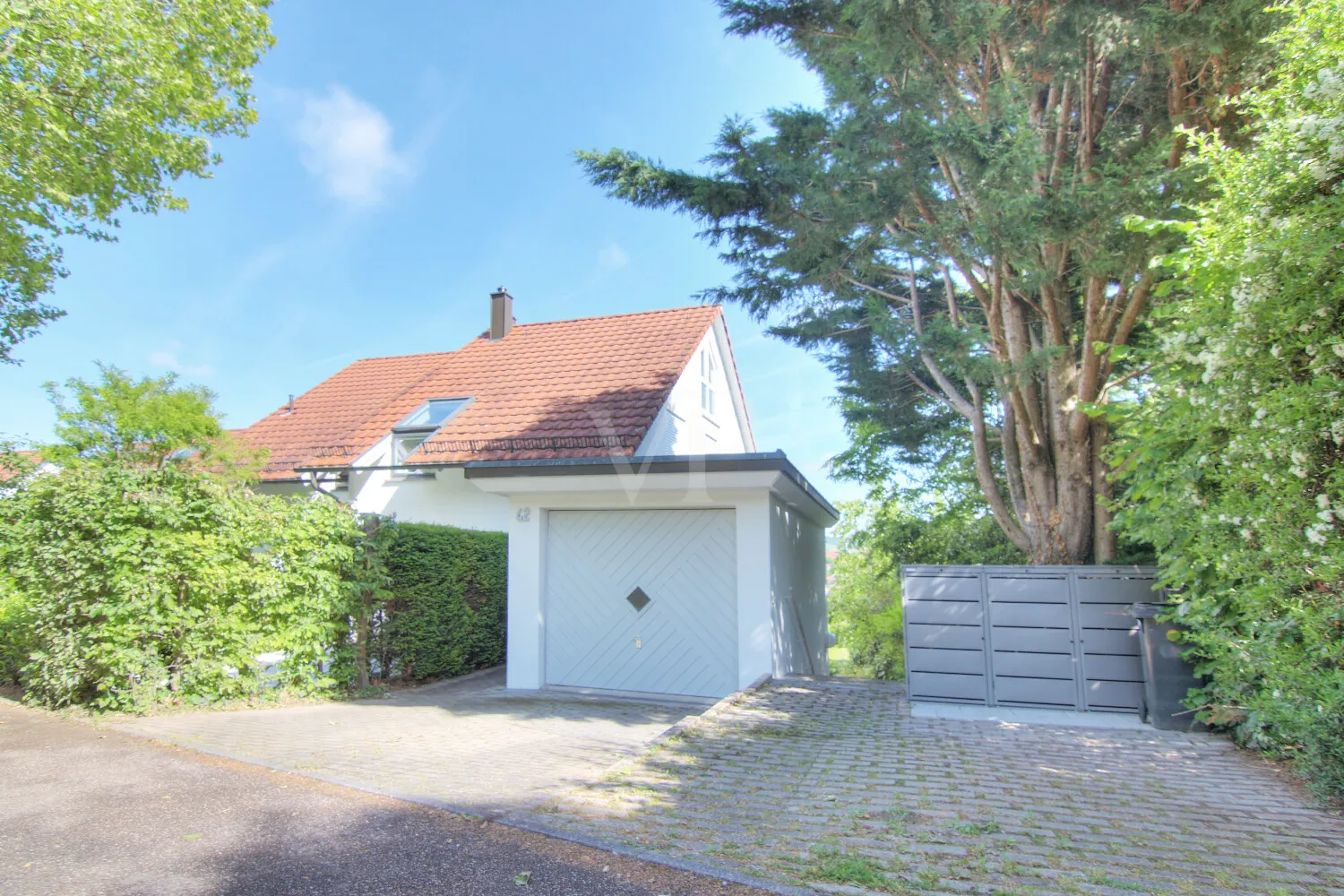 Ansicht Eingang, Garage, Müllbox