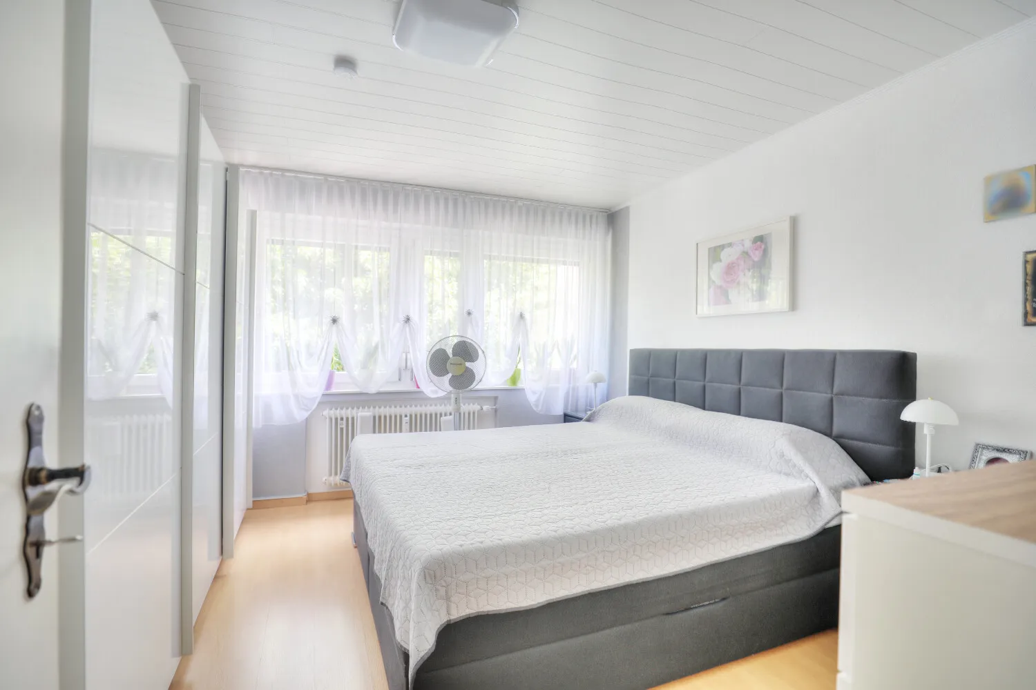 Schlafzimmer mit Platz für individuelle Gestaltung