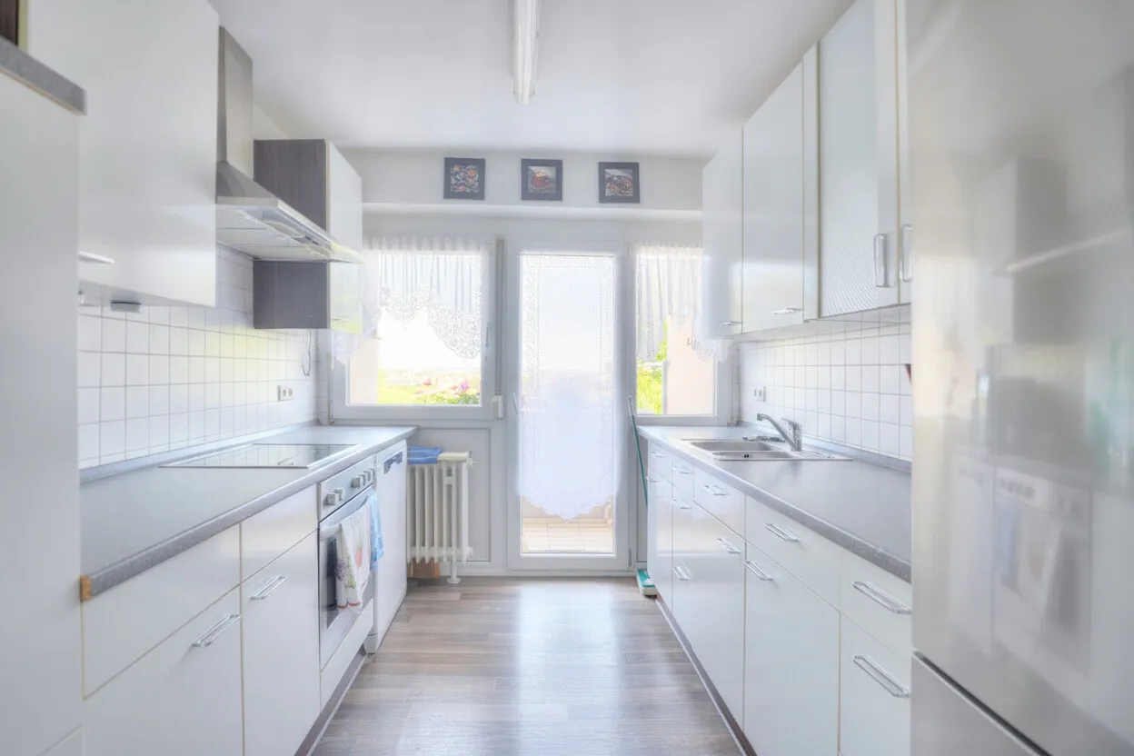 Küche mit Zugang zum kleinen Balkon