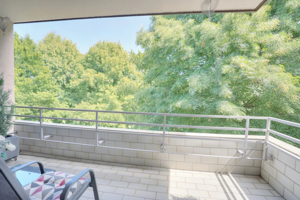 Großer Balkon in Ostausrichtung - ohne Blumen