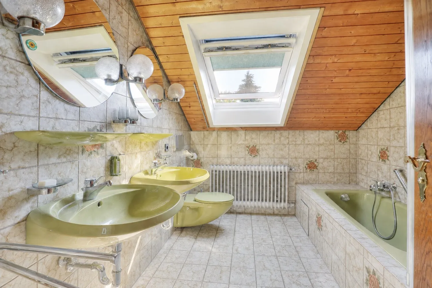 Badezimmer Dachgeschoss  (Istzustand)