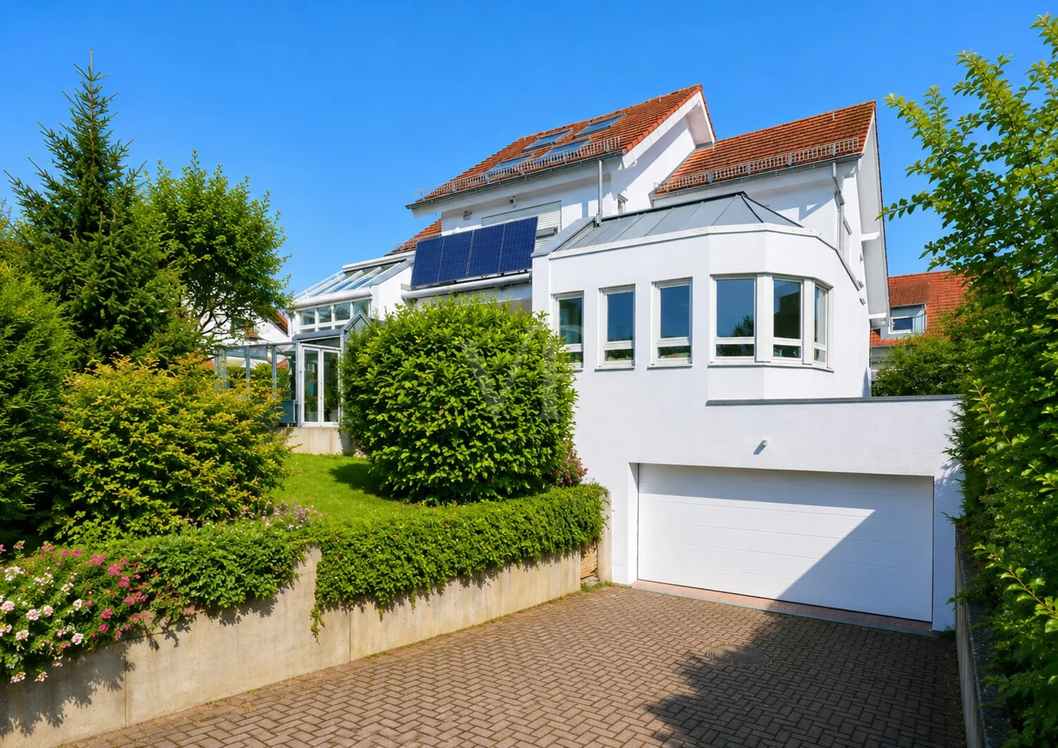 Hausansicht mit Garage