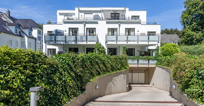 Frontansicht mit Tiefgarageneinfahrt