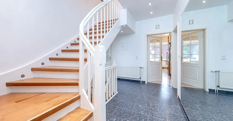 Treppe zum Obergeschoss