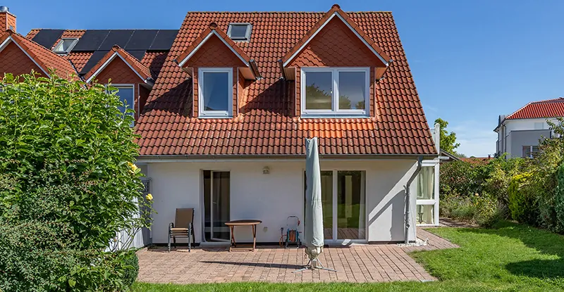 Rückansicht mit Terrasse