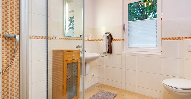 Gäste-WC mit Dusche