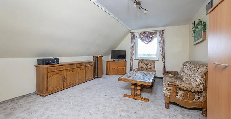 Wohnzimmer oder großes Schlafzimmer im Obergeschoss