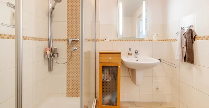 Gäste-WC mit Dusche