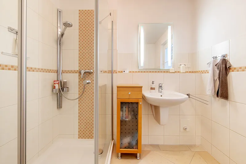 Gäste-WC mit Dusche