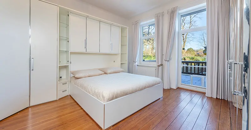 Erdgeschosswohnung: Schlafzimmer mit Balkon gen Garten