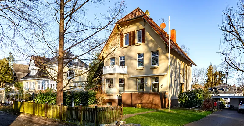 Villa mit 2 freien Parteien & mehreren Balkonen in begehrter Wohnlage