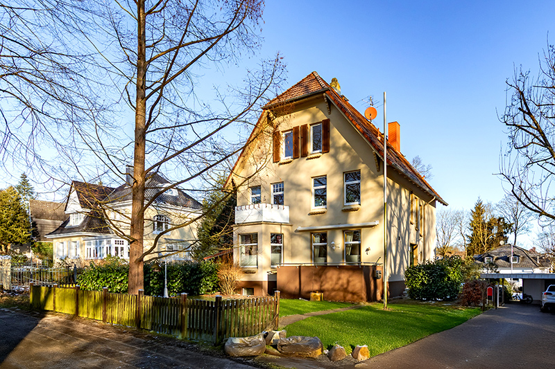 Villa mit 2 freien Parteien, mehreren Balkonen & Carport in begehrter Wohnlage