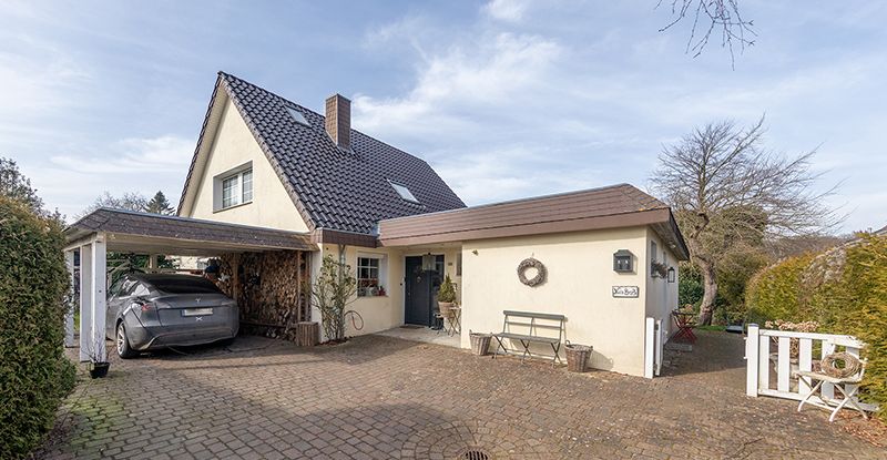 Frontansicht mit Carport & Stellplätzen