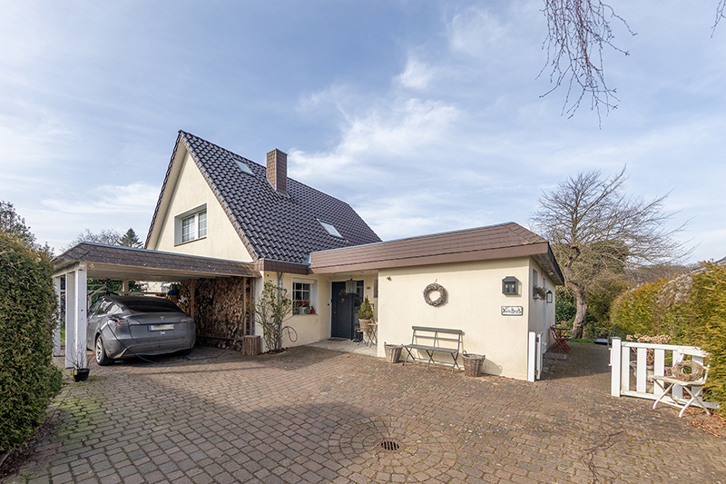 Frontansicht mit Carport & Stellplätzen