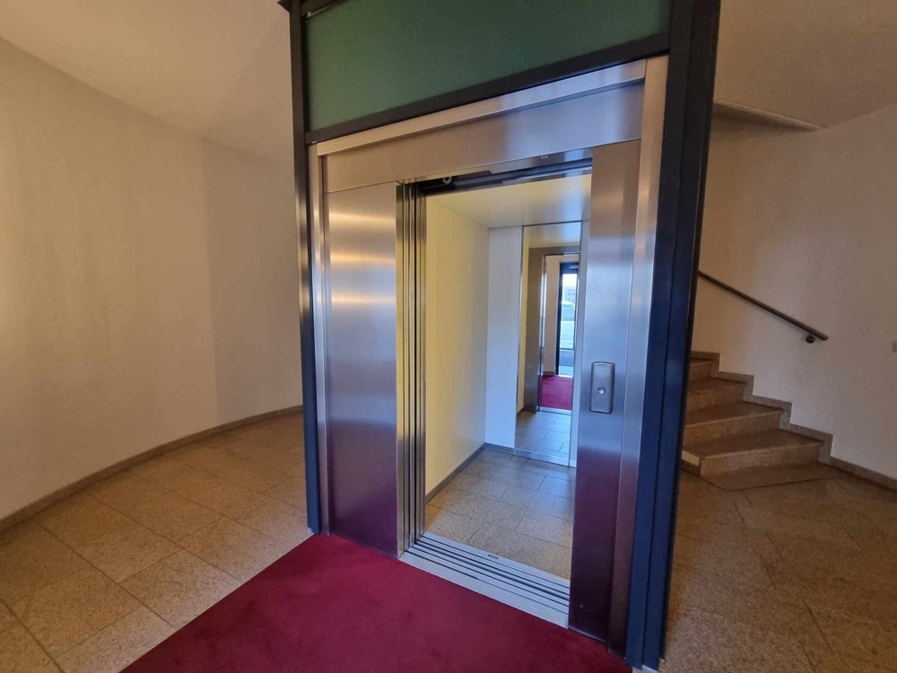 Eingangsbereich mit Aufzug