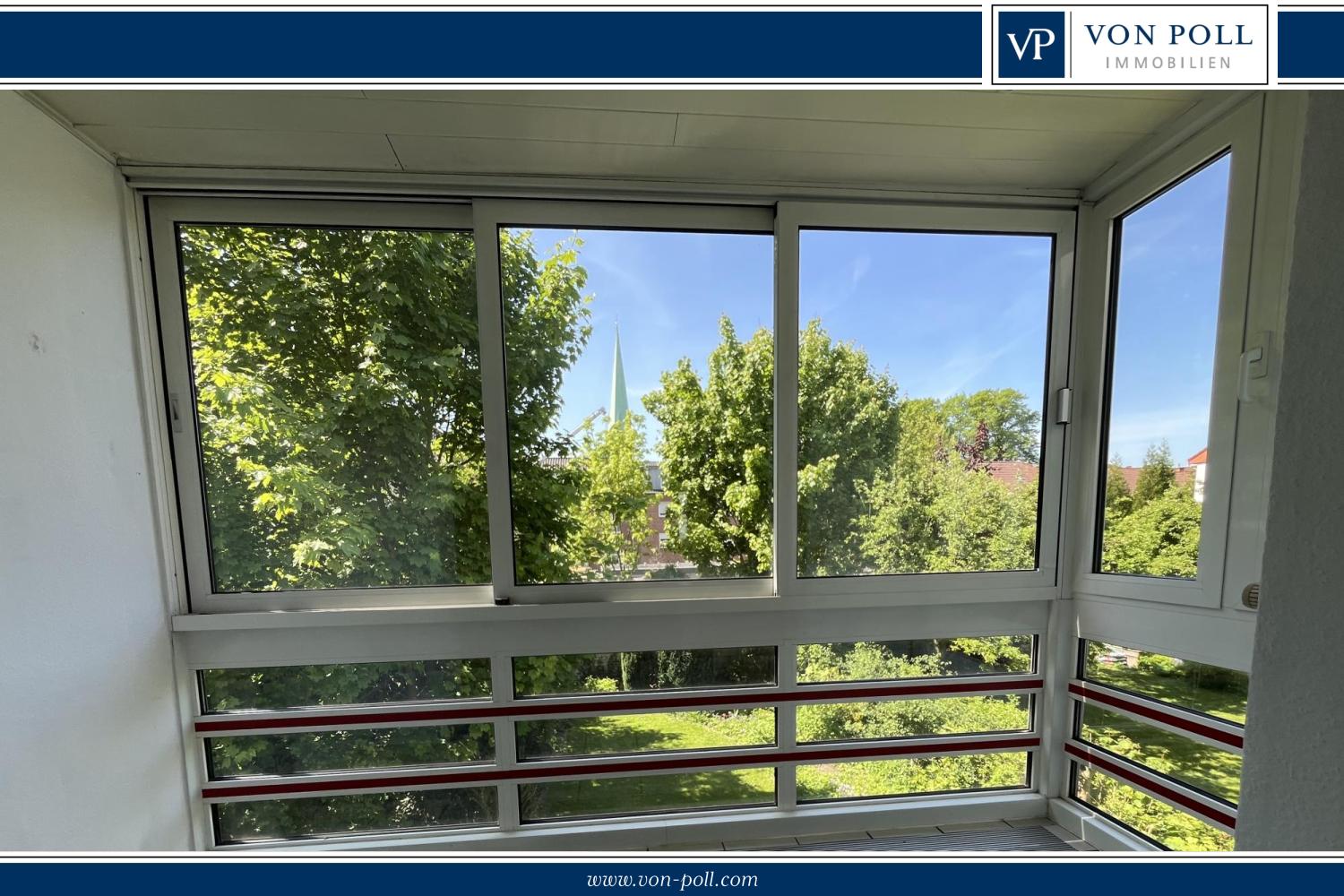 Wohnzimmer_mit_Blick_ins_Grüne