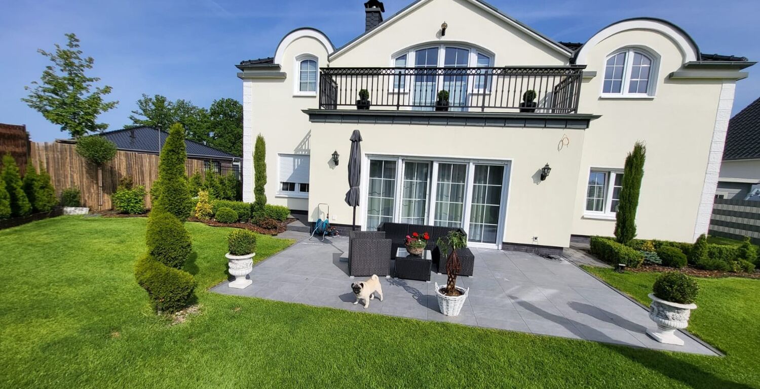 Gartenansicht mit Terrasse