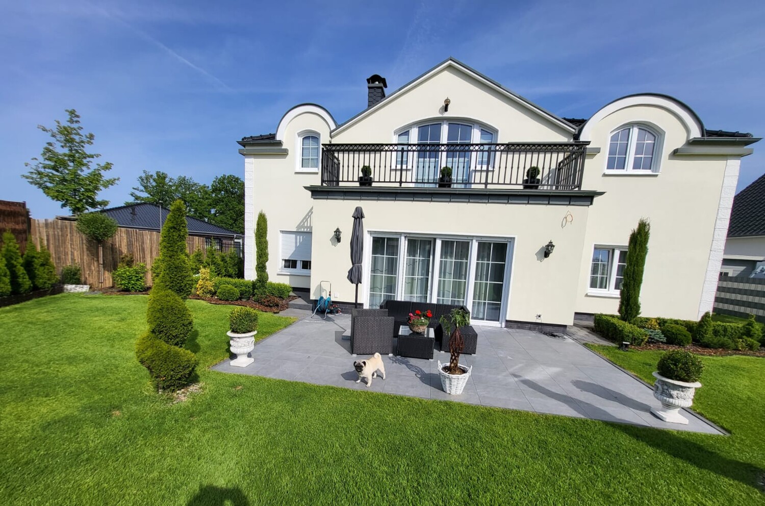 Gartenansicht mit Terrasse