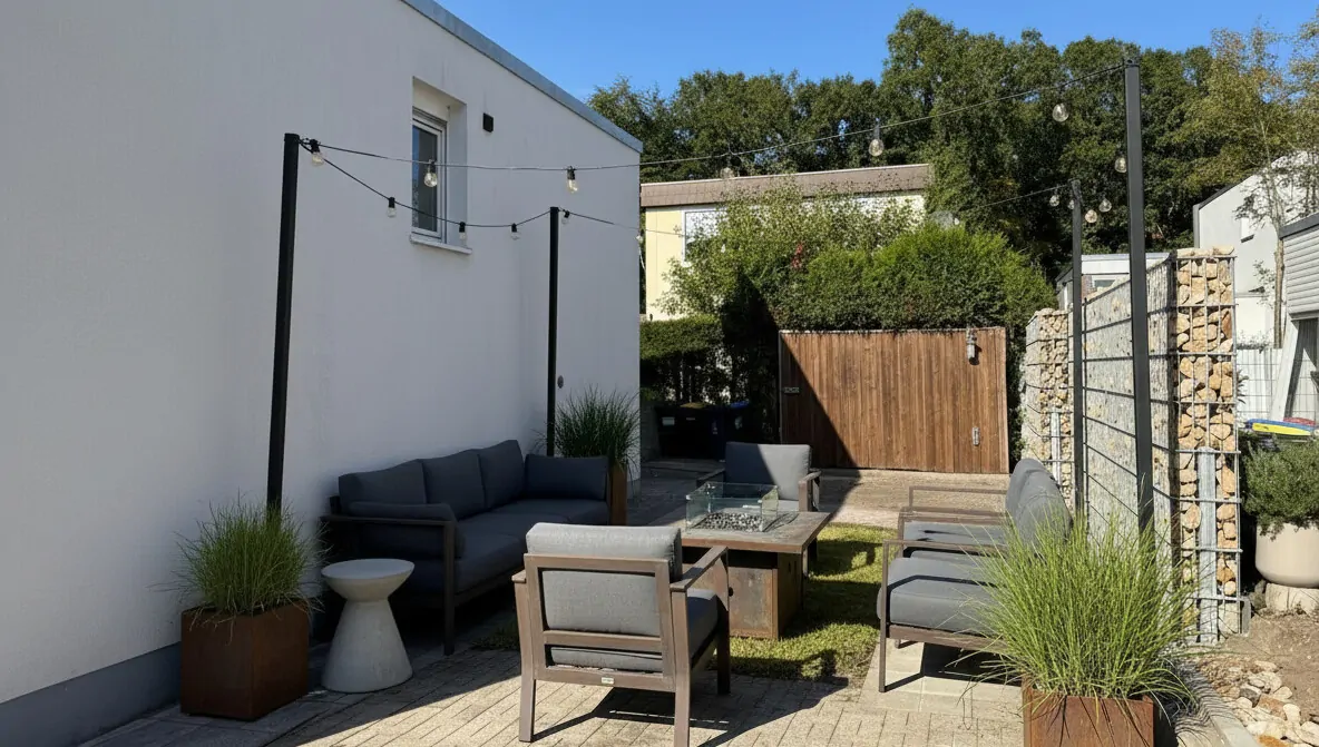 Garten neben der Einfahrt