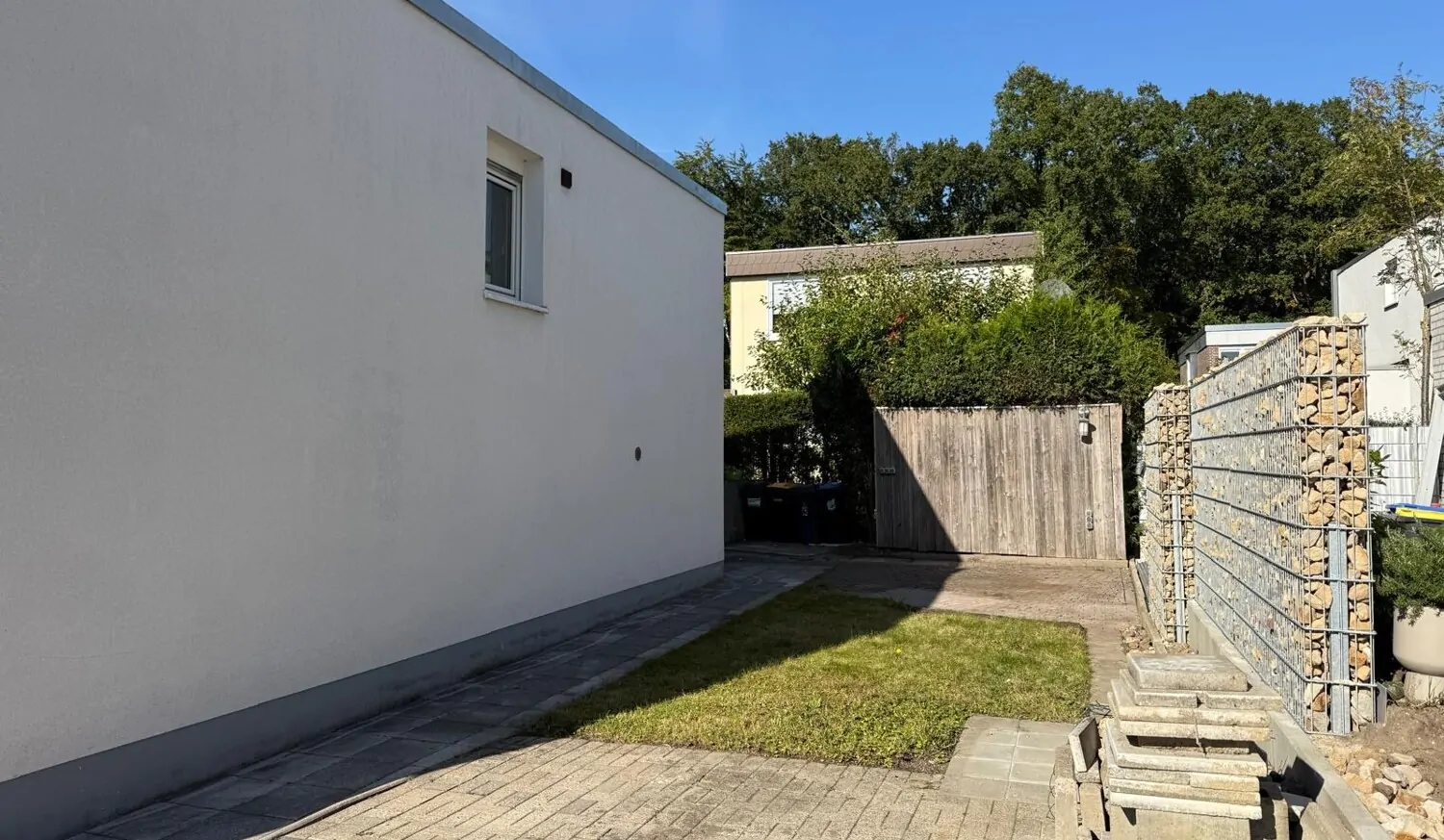 Garten neben der Einfahrt