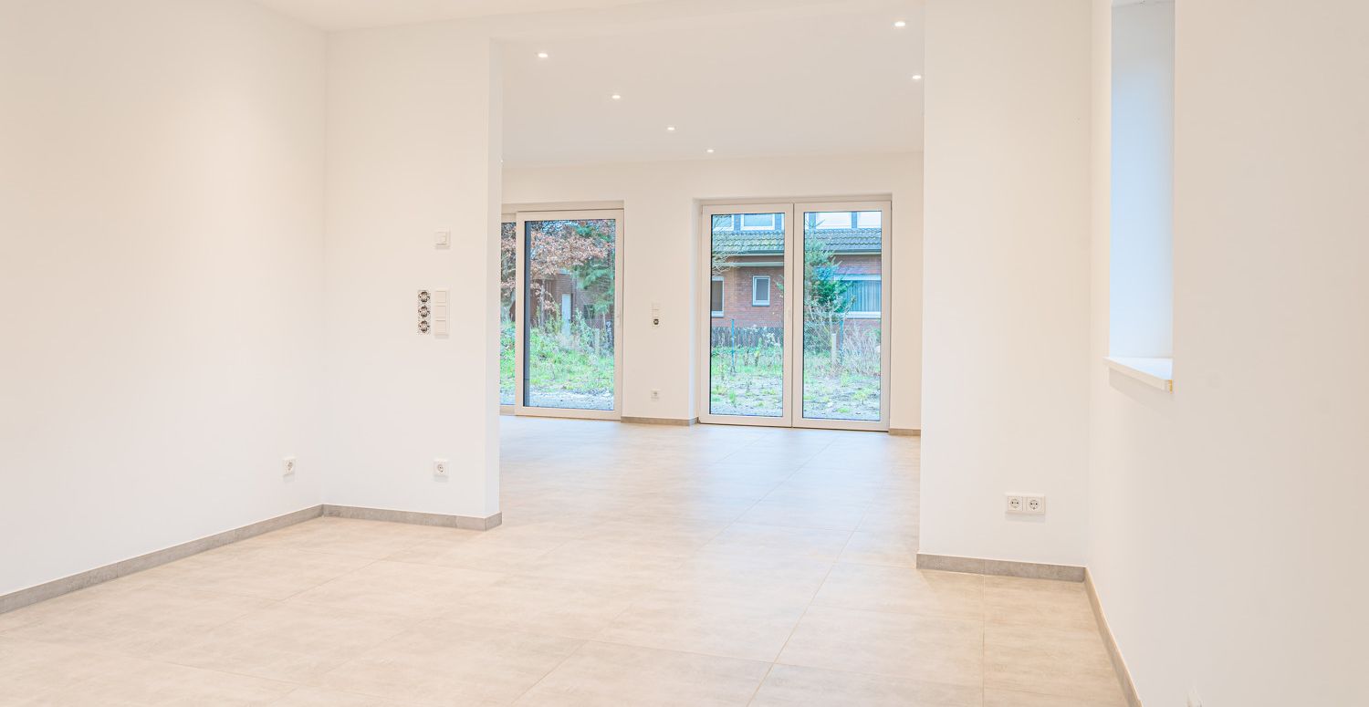EG Küche mit Blick in das Wohnzimmer