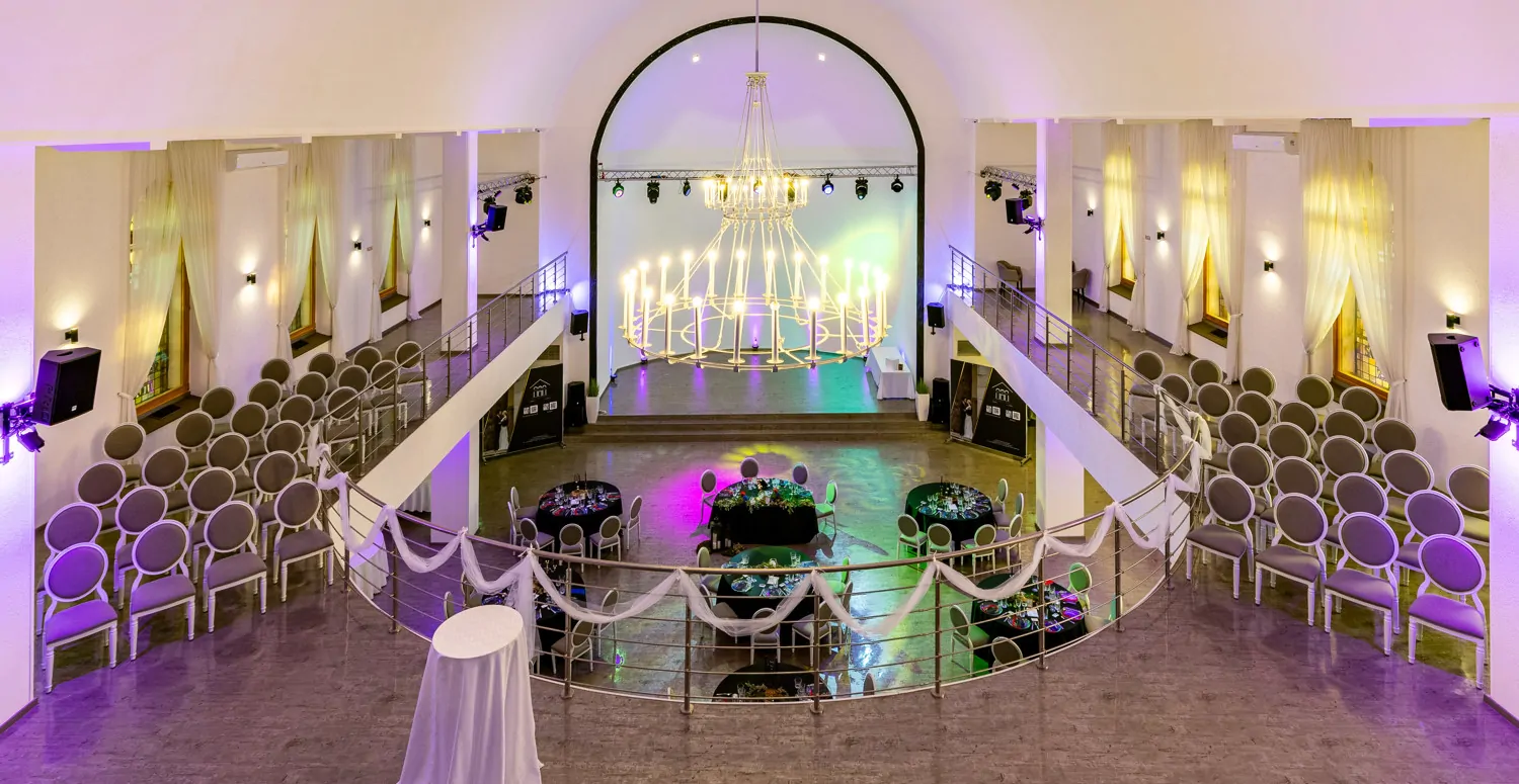 Blick vom DJ zur Bühne und auf die Gäste