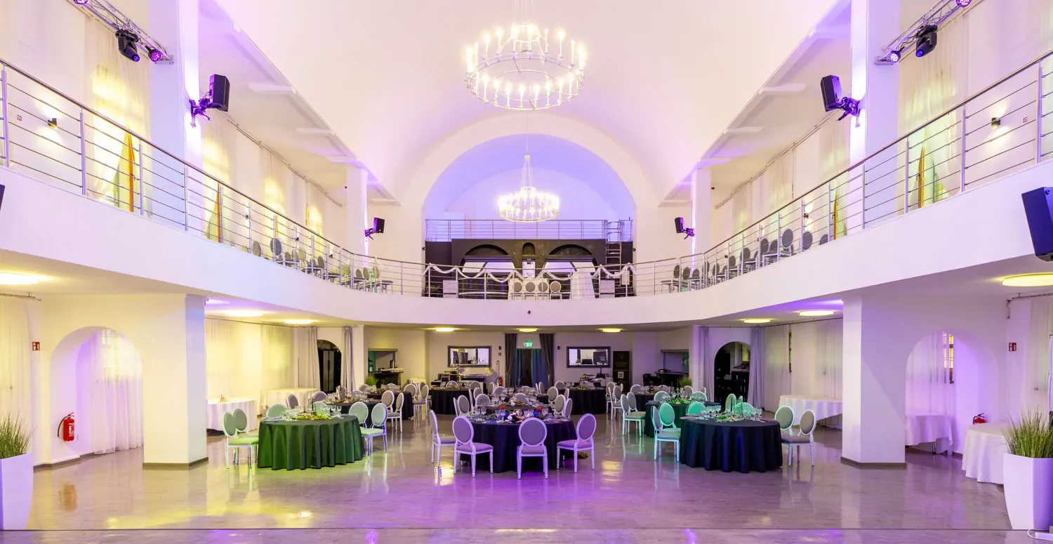 Blick zur Empore mit Bar und DJ