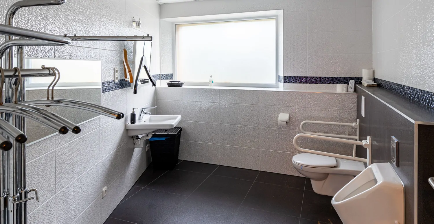 Großzügiges Behinderten-WC...