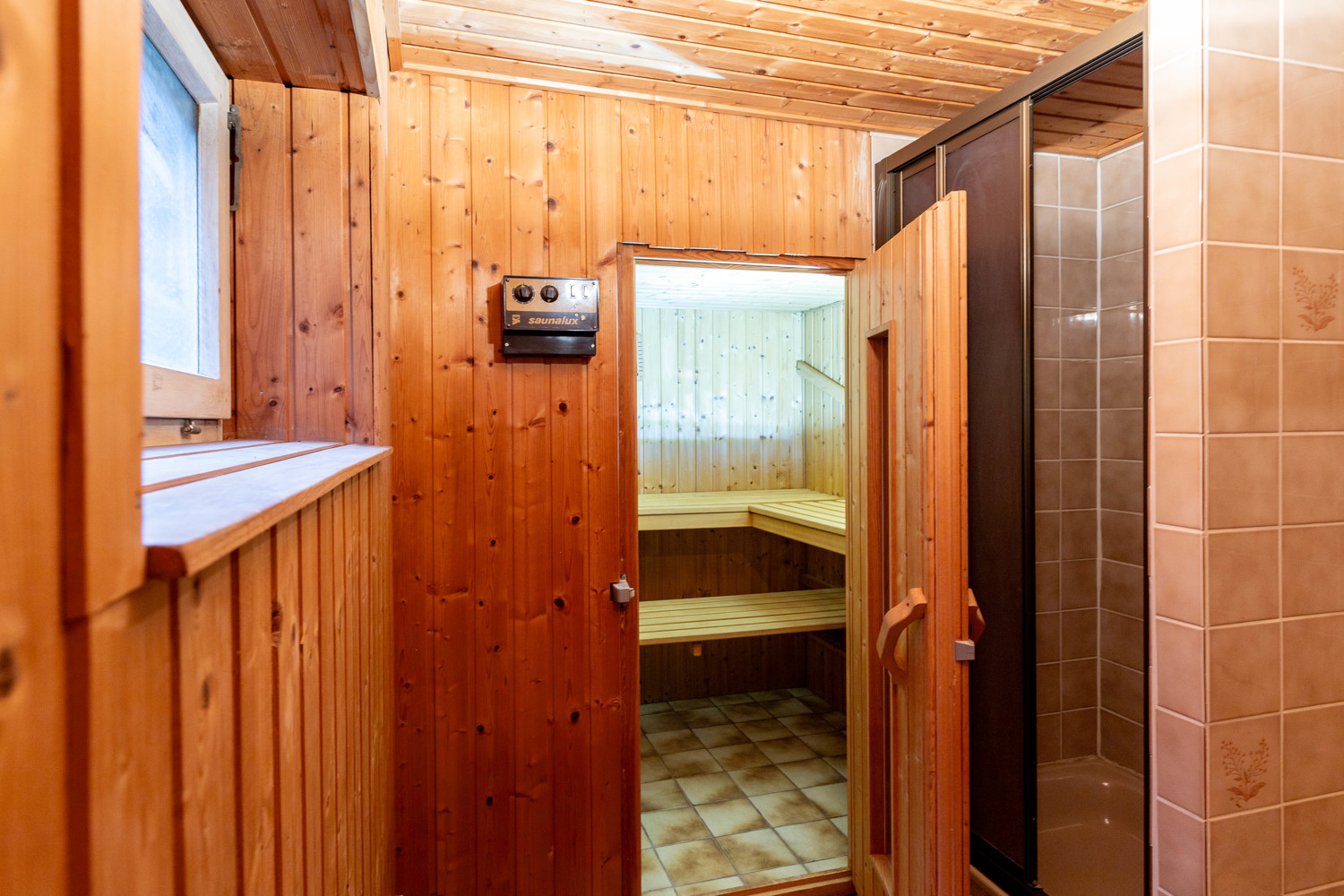 Sauna mit Fenster und Dusche