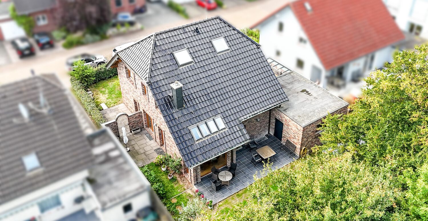 rückwärtige Aufsicht auf Grundstück und Garten