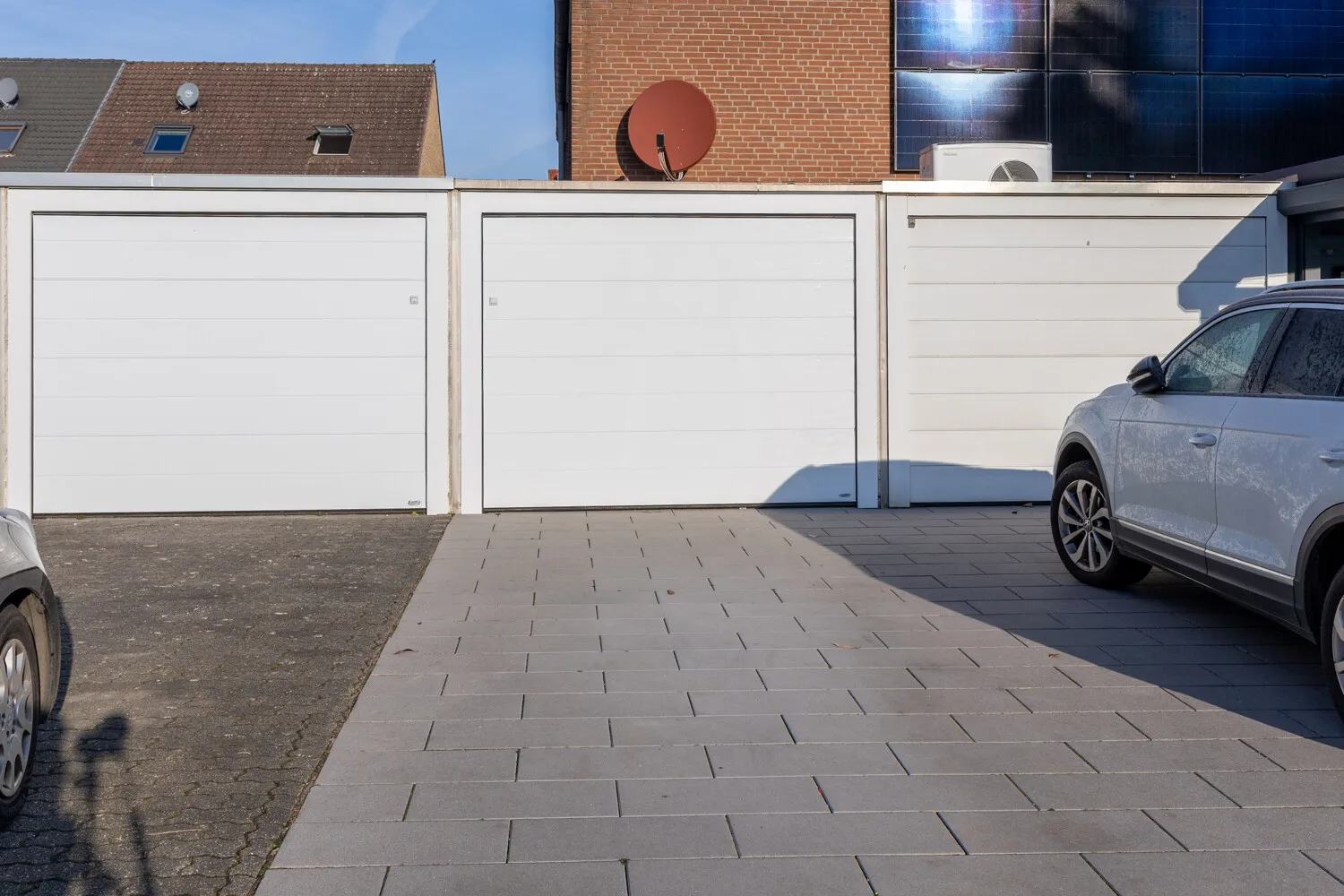 Garage mit großem Außenstellplatz