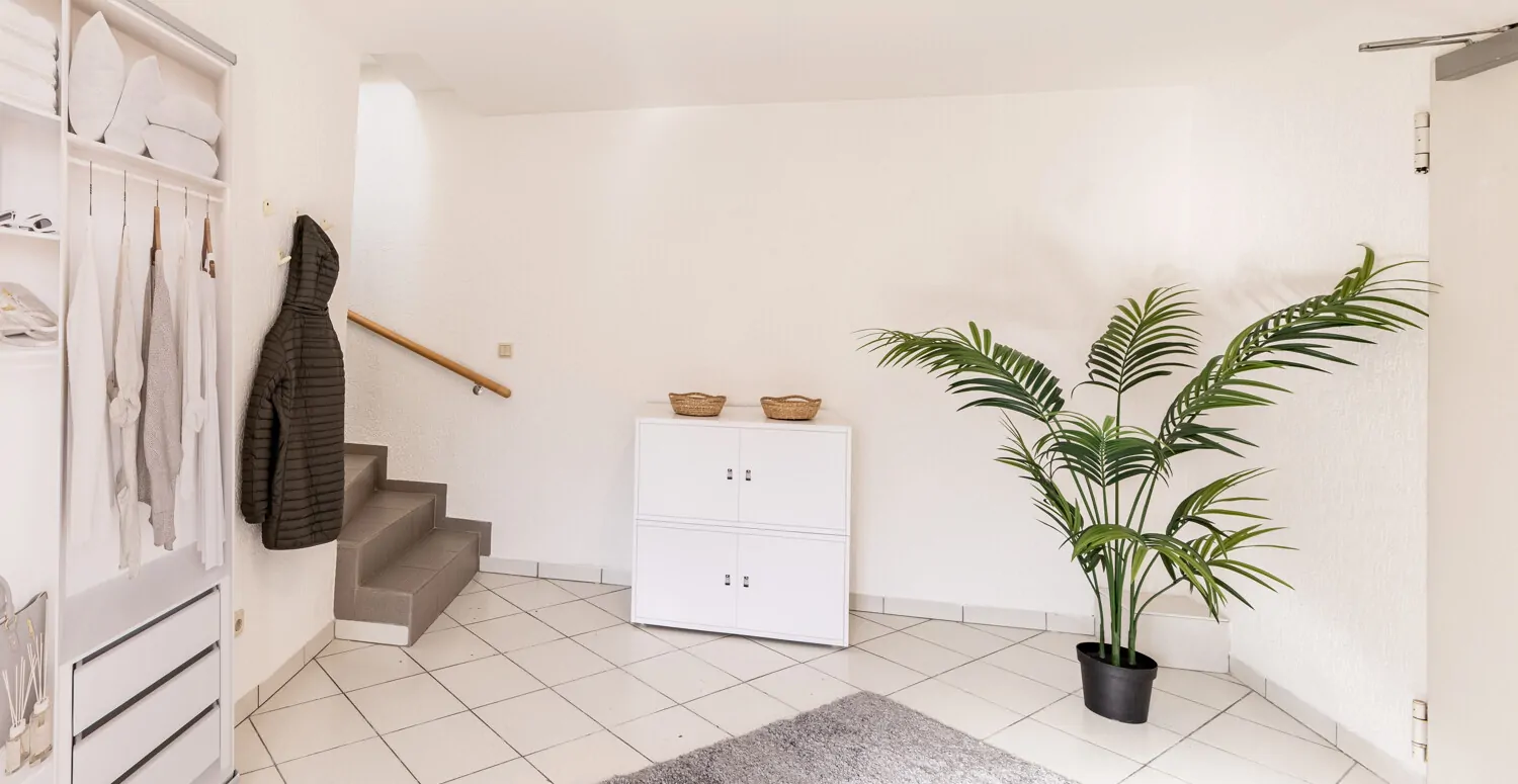 Eingangsbereich mit Zugang zur Garage