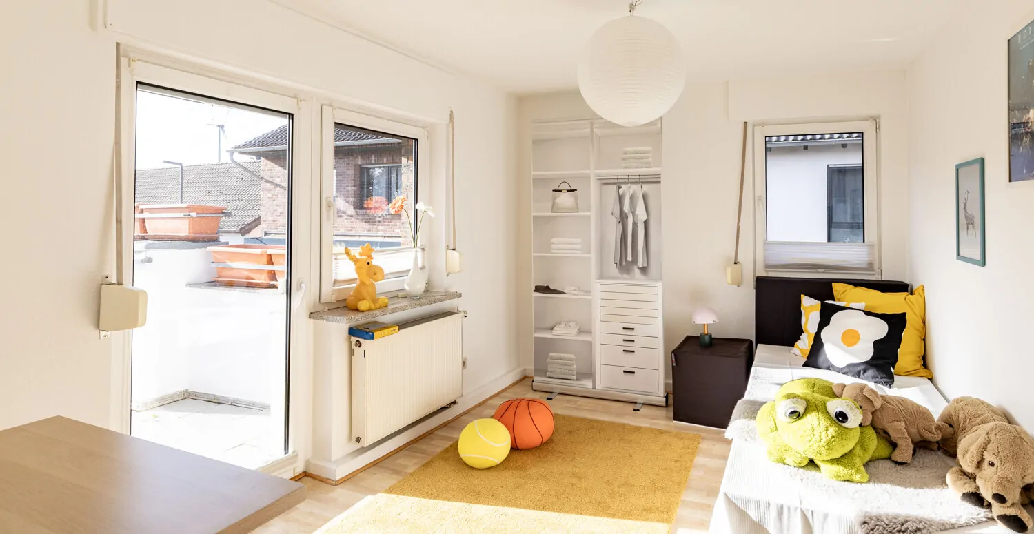 Kinderzimmer 1 mit Zugang zur Terrasse