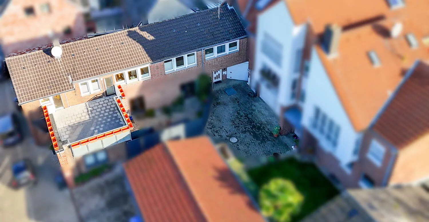 Luftaufnahme mit großer Terrasse